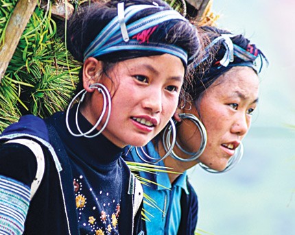 Своеобразные серьги женщин народности Монг в провинции Шонла - ảnh 1